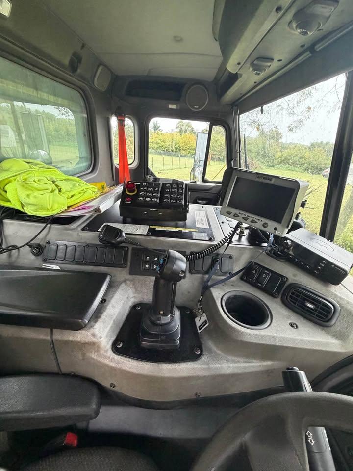 2017 Peterbilt McNeilus Automated Side Loader - image 6