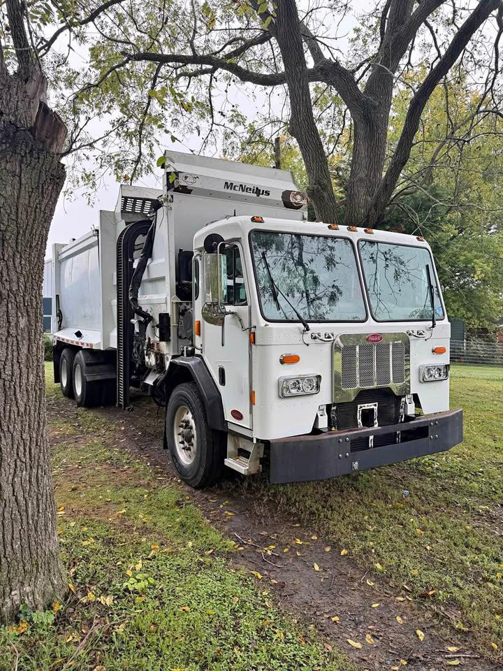 2017 Peterbilt McNeilus Automated Side Loader - image 1