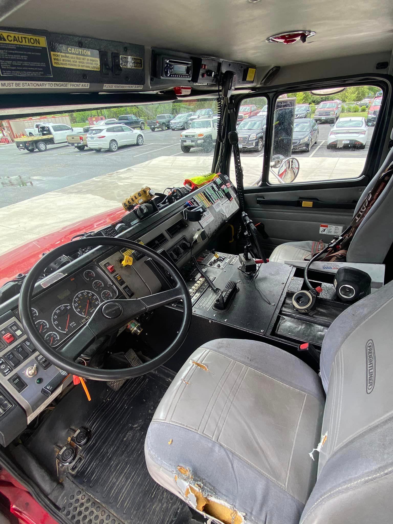2001 Pierce Freightliner 4x4 Commercial Pumper  - image 5