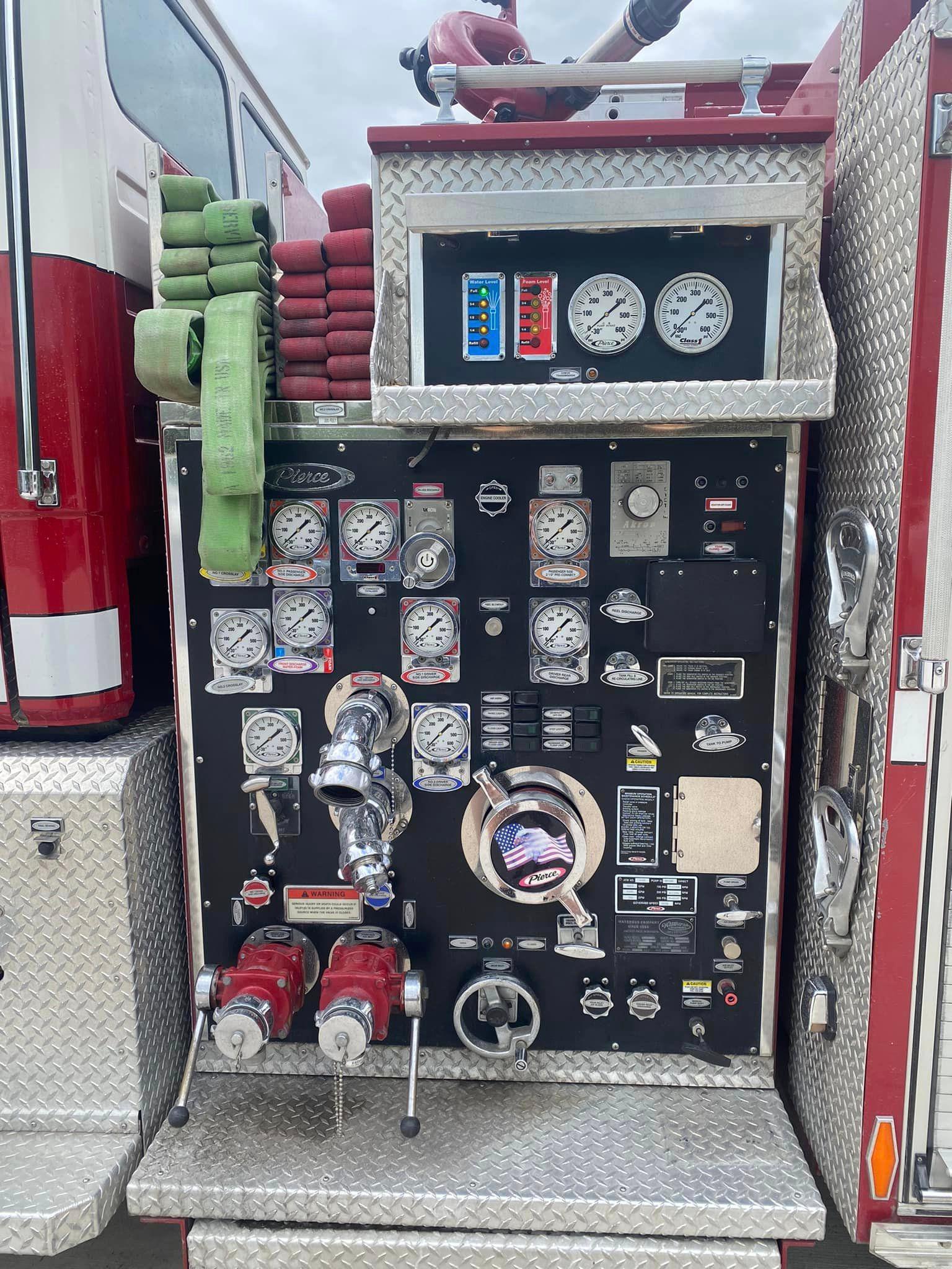 2001 Pierce Freightliner 4x4 Commercial Pumper  - image 9