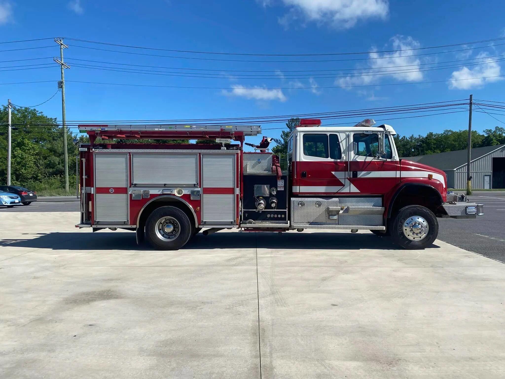 2001 Pierce Freightliner 4x4 Commercial Pumper  - image 1