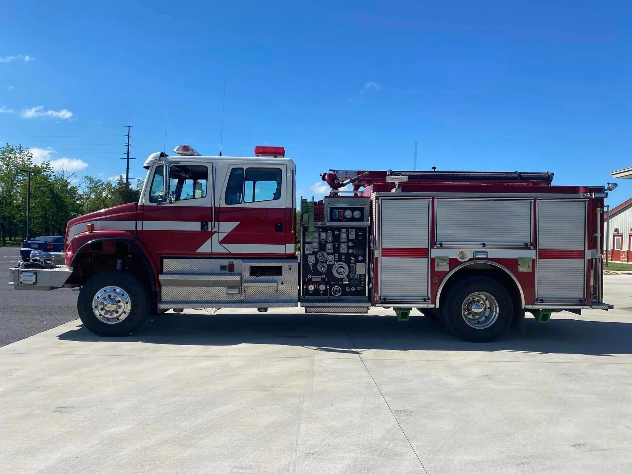 2001 Pierce Freightliner 4x4 Commercial Pumper  - image 2