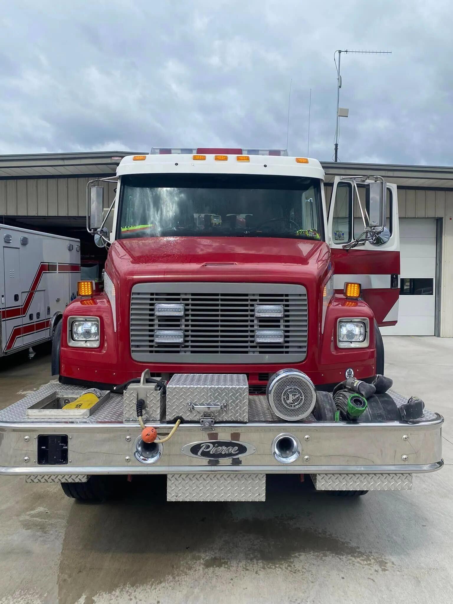 2001 Pierce Freightliner 4x4 Commercial Pumper  - image 3