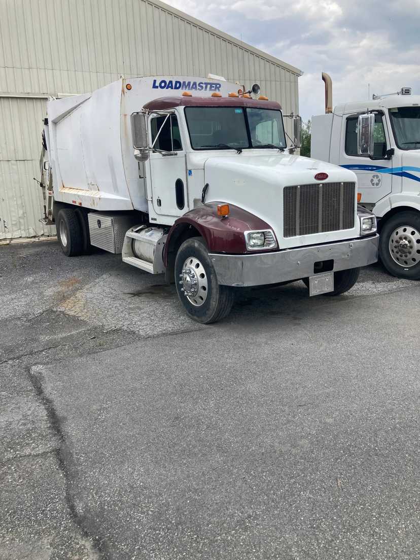 2004 Peterbilt Loadmaster Rear Loader — photo 2