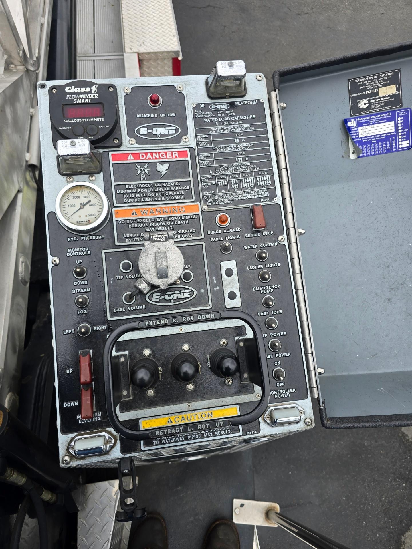 1998 E-One 95' Aerial - image 23