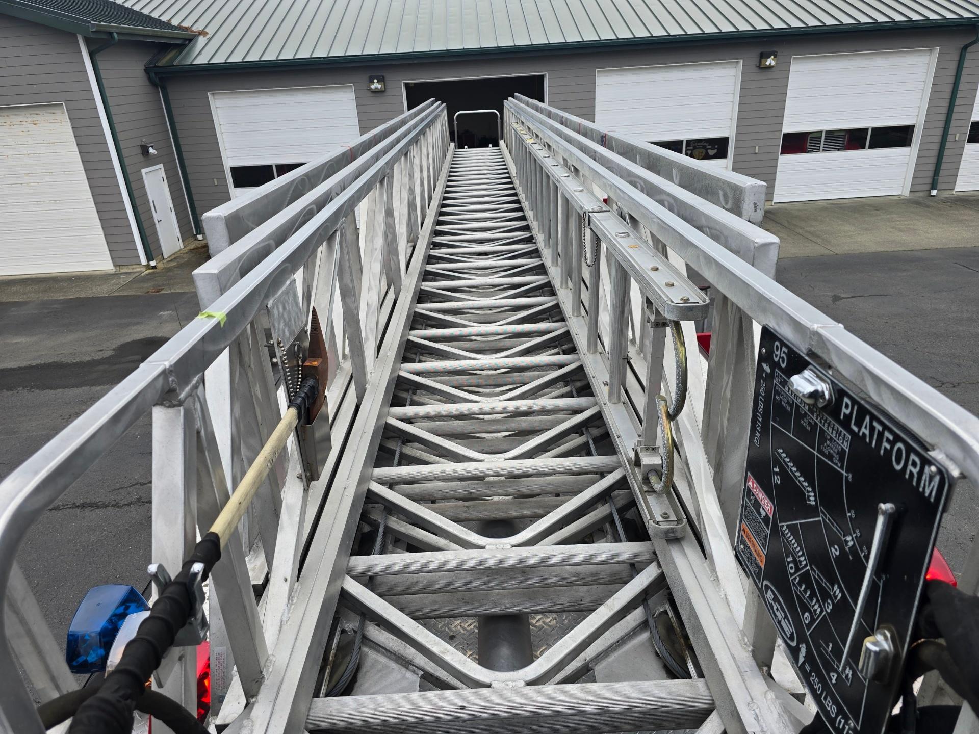 1998 E-One 95' Aerial - image 19