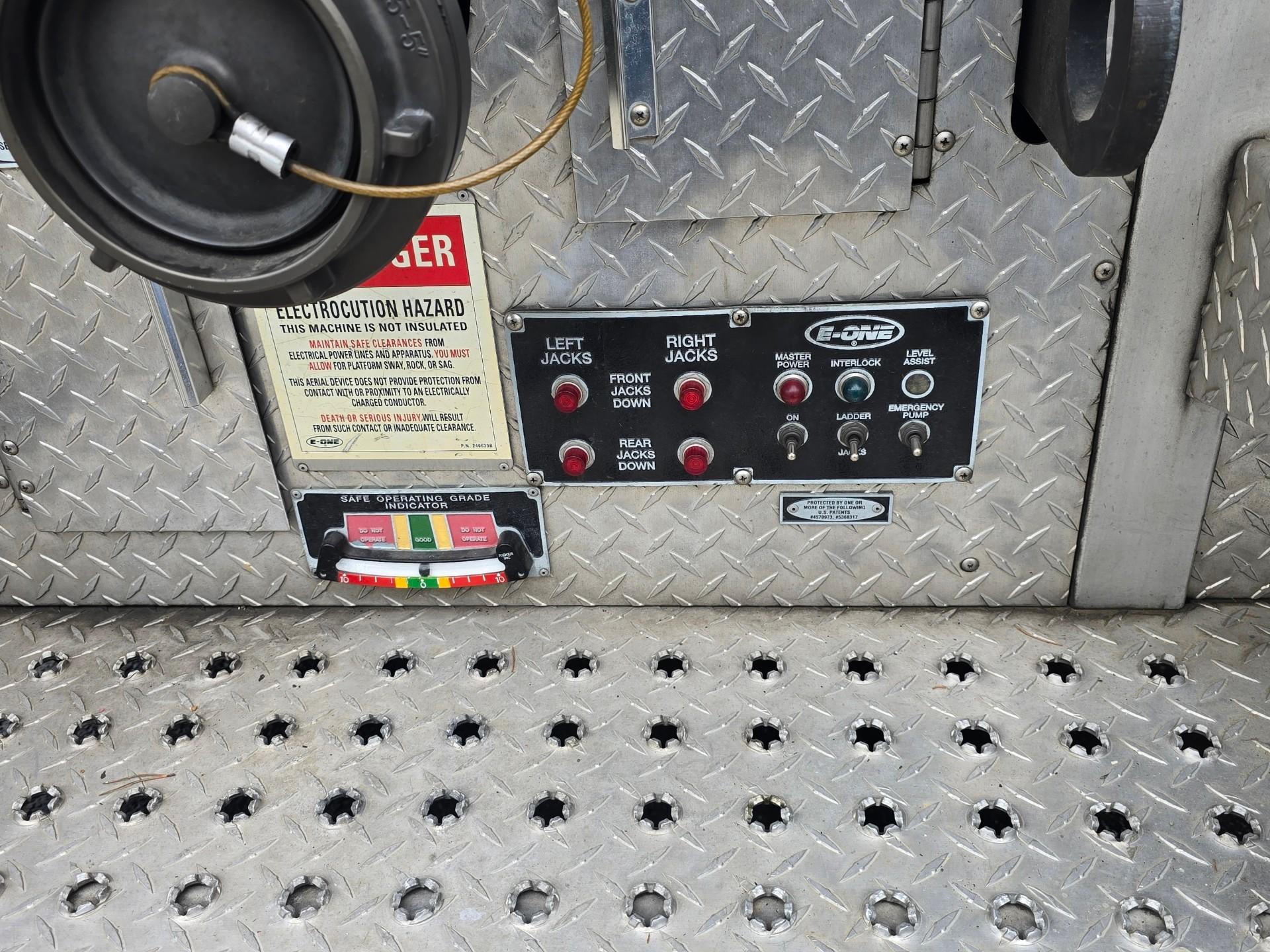 1998 E-One 95' Aerial - image 33
