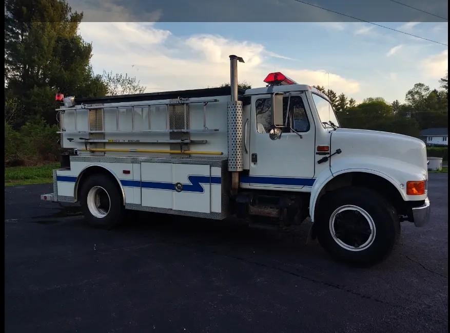 1992 International 1800 Gal. Tanker - image 2