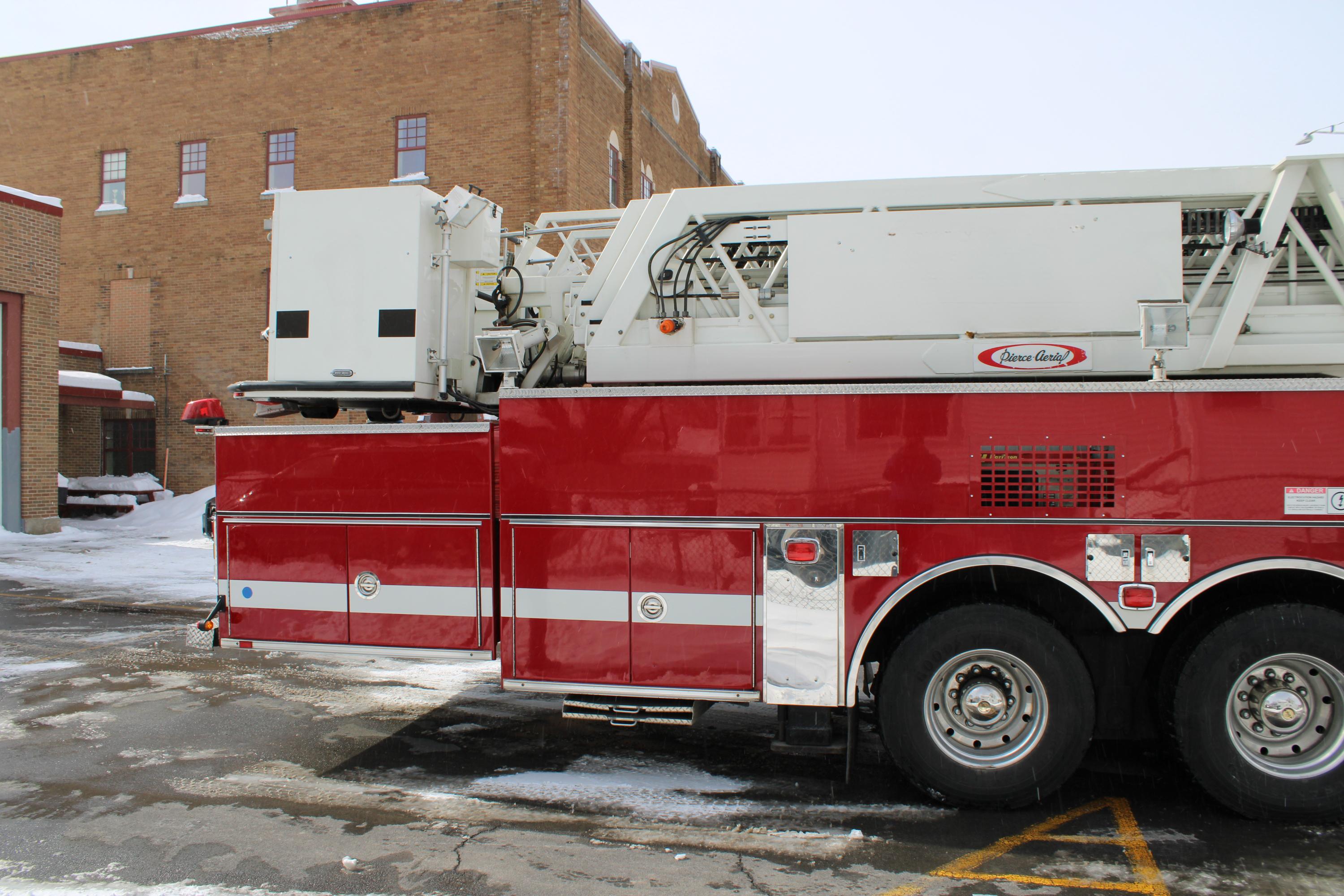 2003 Pierce 95' Mid-Mount Platform - image 4