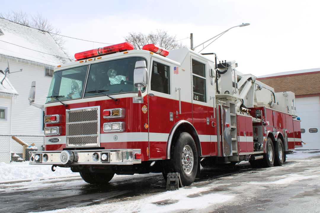 2003 Pierce 95' Mid-Mount Platform