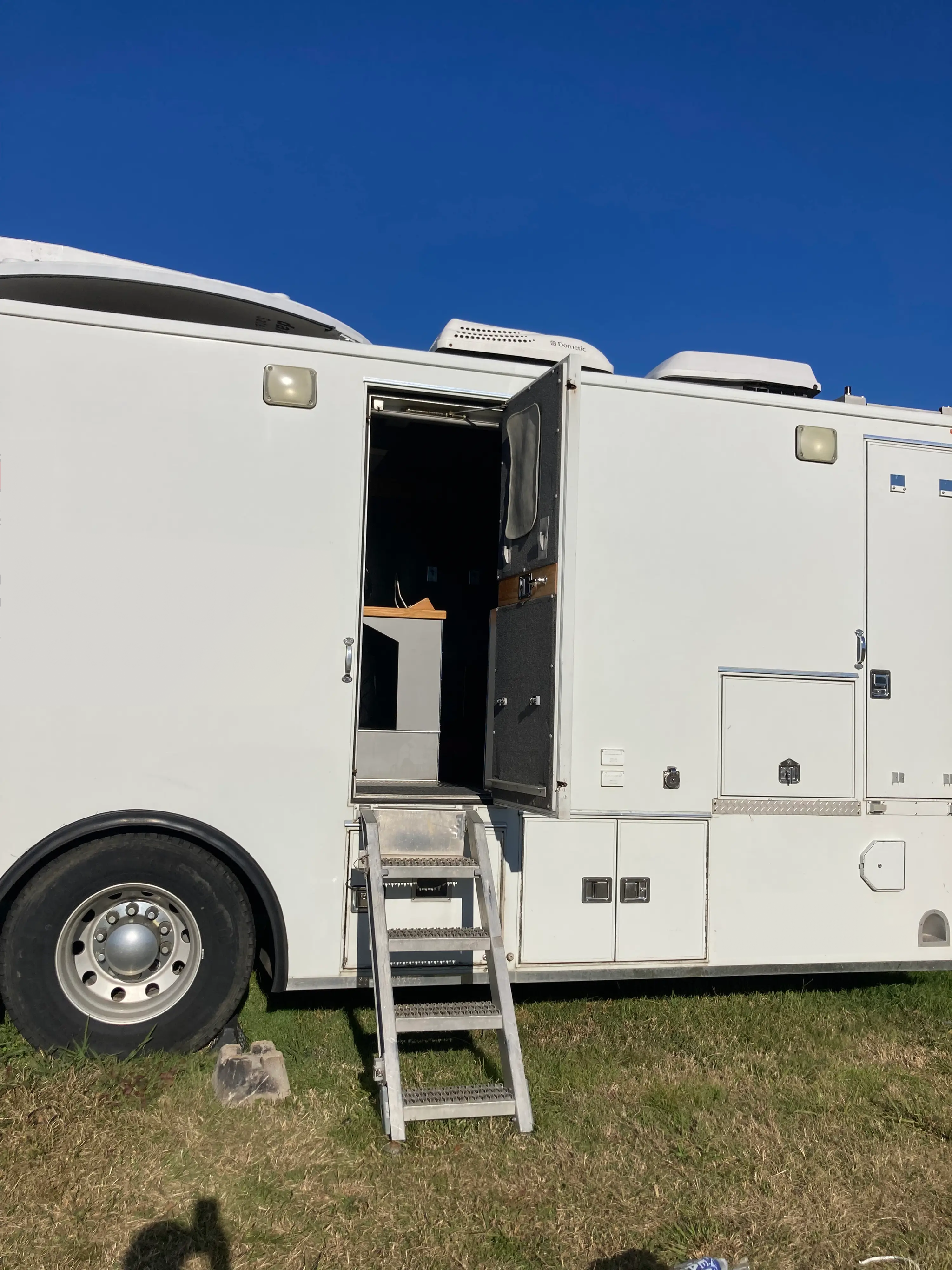 2004 Command Unit - image 4