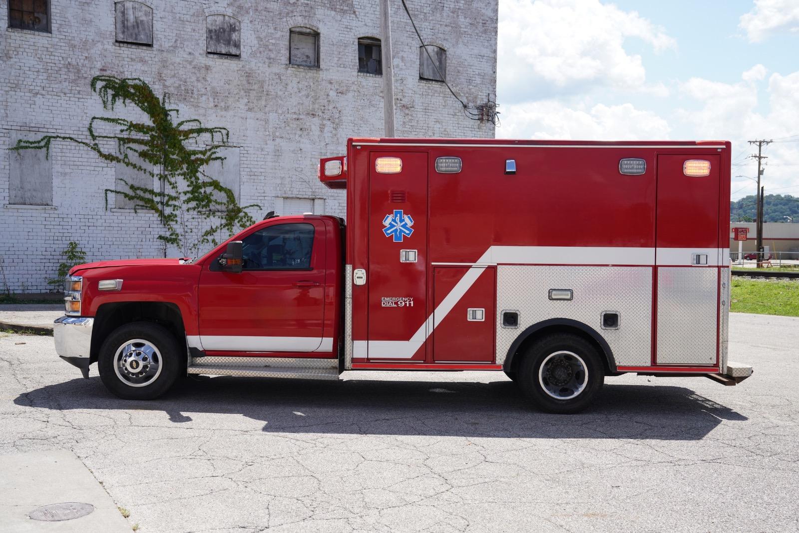 2015 Chevrolet 3500 4x4 Type III Ambulance - image 2
