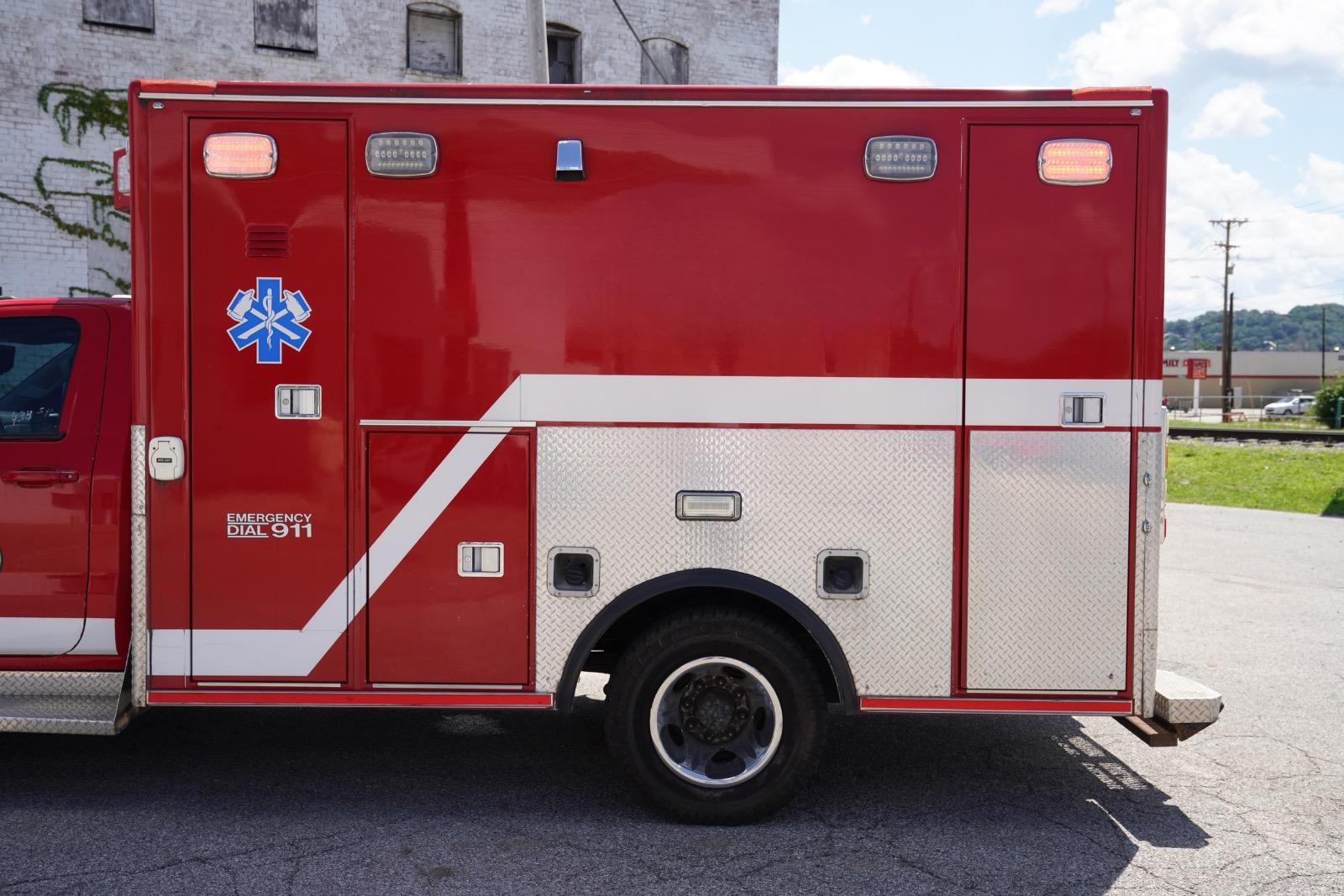2015 Chevrolet 3500 4x4 Type III Ambulance - image 21