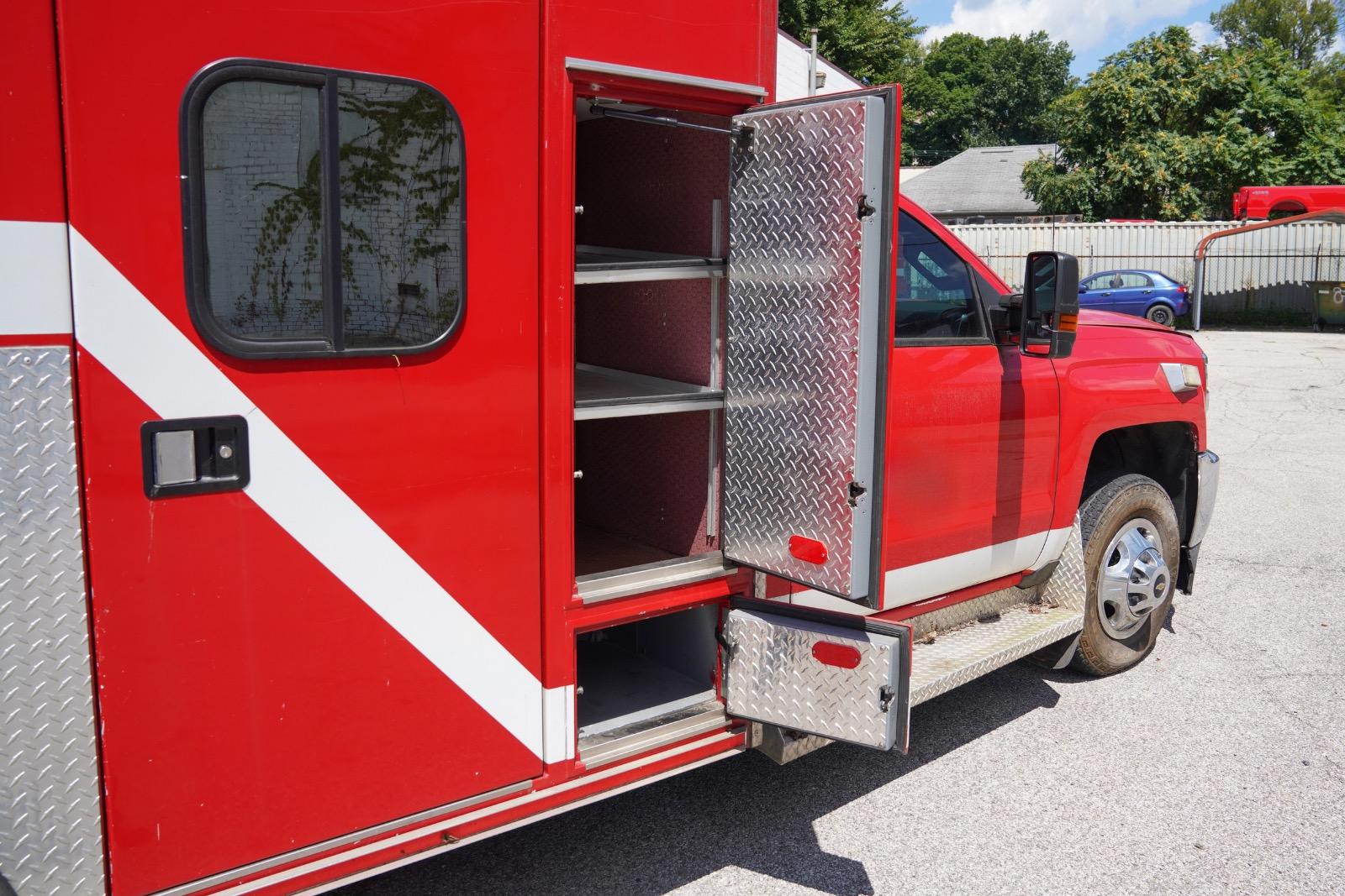 2015 Chevrolet 3500 4x4 Type III Ambulance - image 7