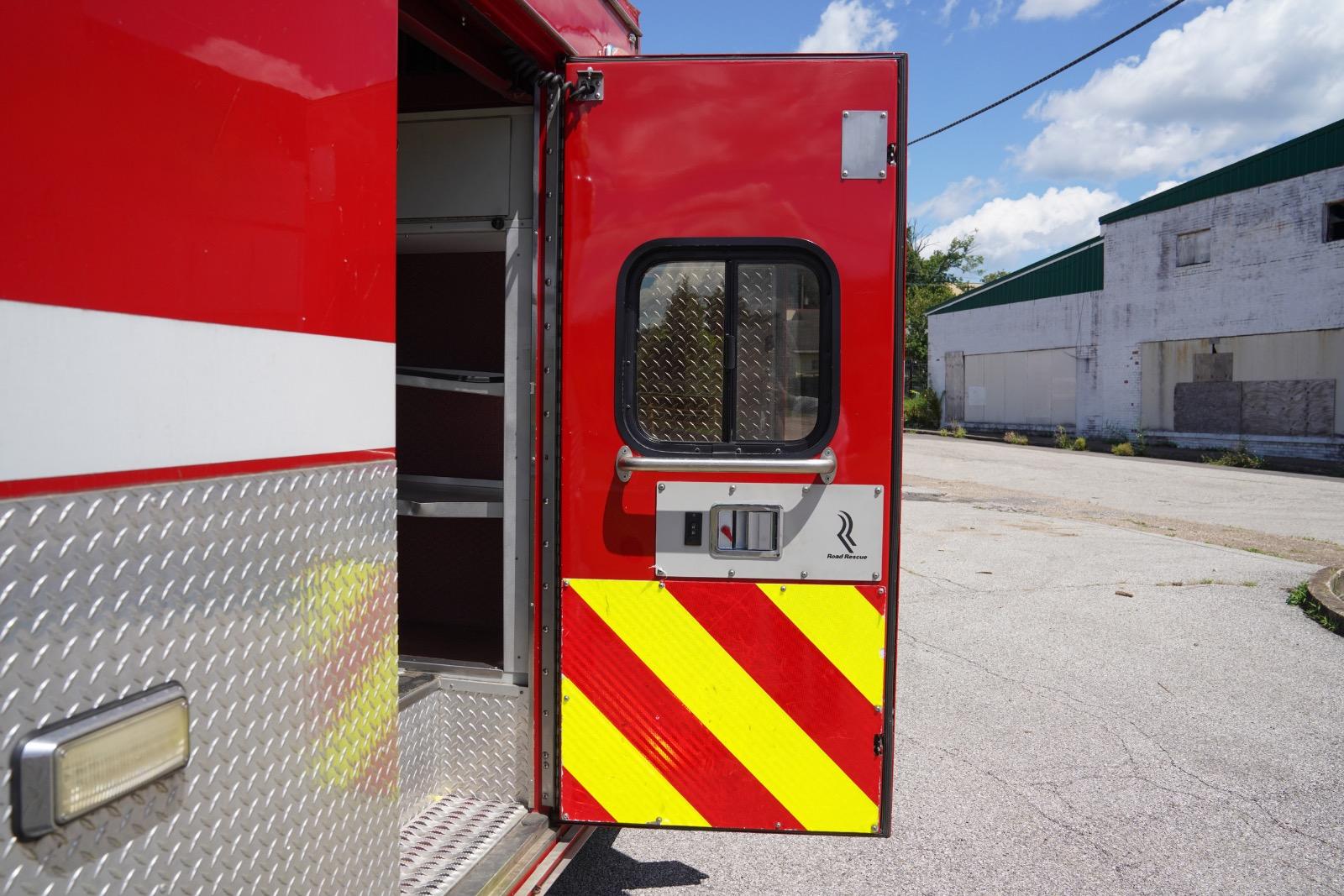 2015 Chevrolet 3500 4x4 Type III Ambulance - image 9