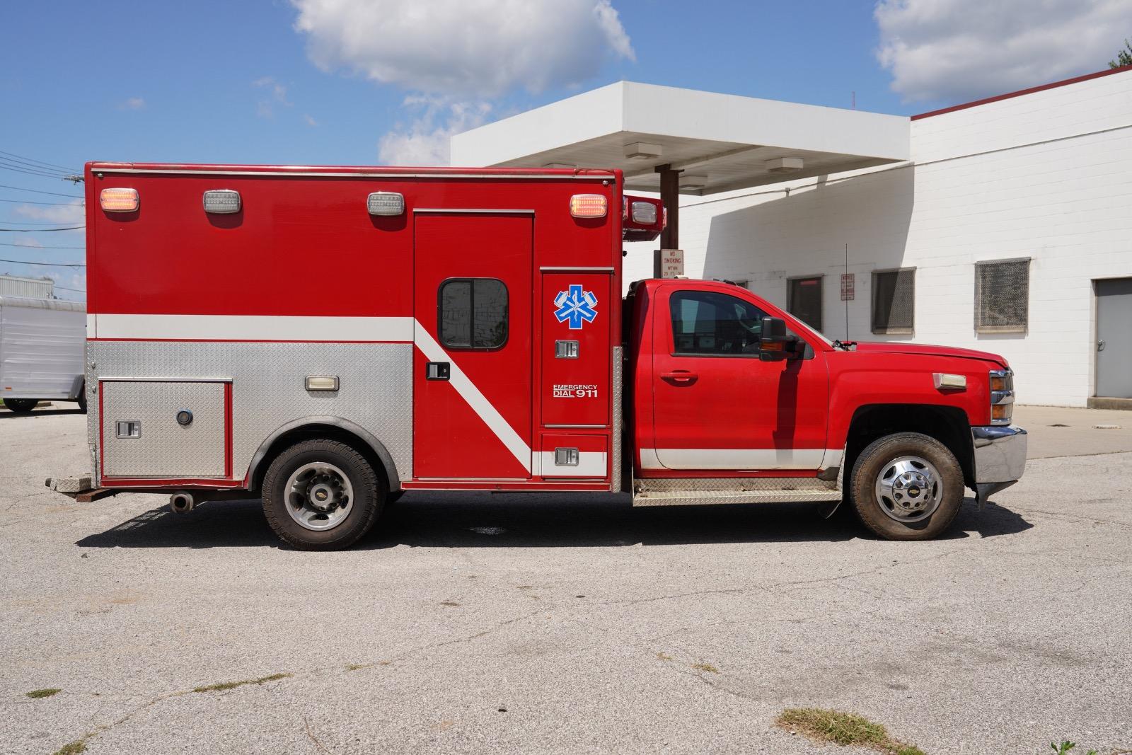 2015 Chevrolet 3500 4x4 Type III Ambulance - image 4