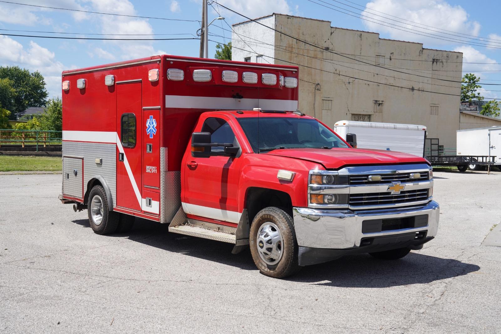 2015 Chevrolet 3500 4x4 Type III Ambulance - image 1