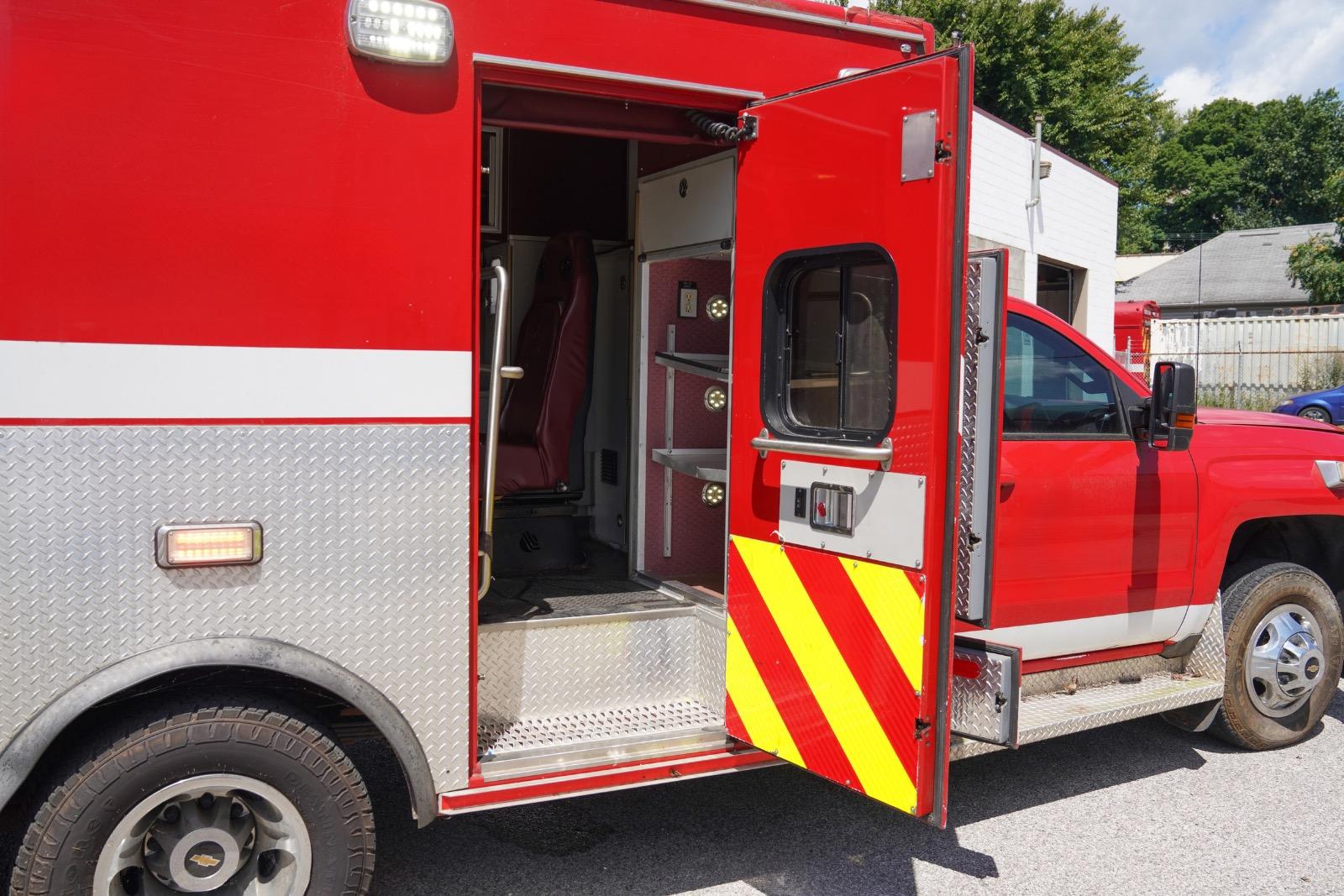 2015 Chevrolet 3500 4x4 Type III Ambulance - image 11