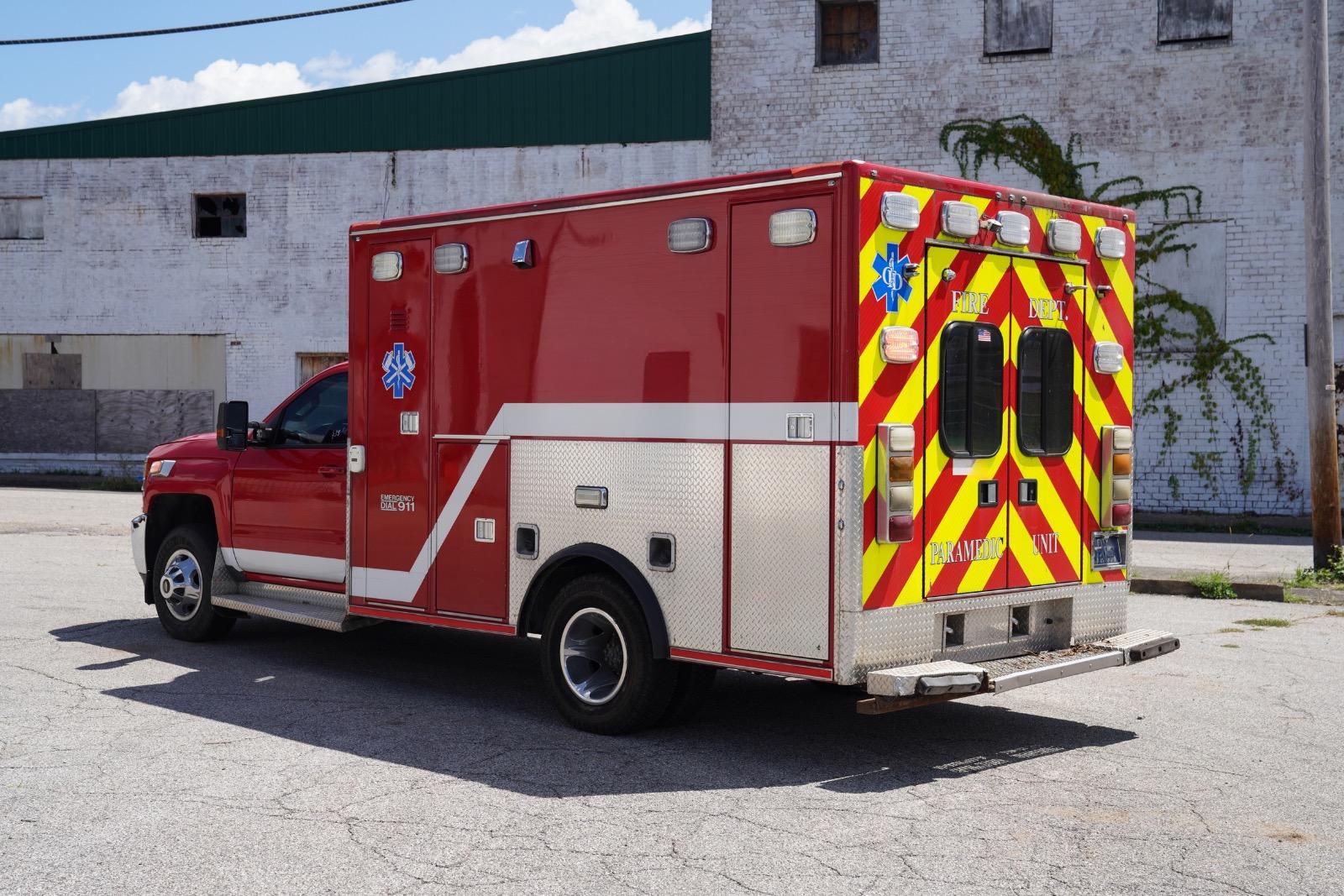 2015 Chevrolet 3500 4x4 Type III Ambulance - image 6
