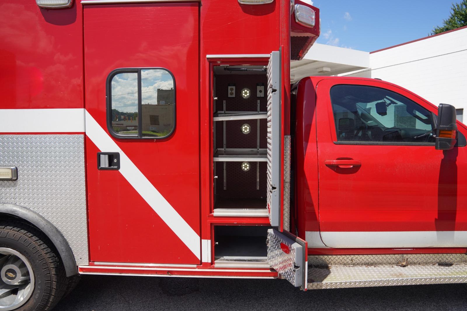 2015 Chevrolet 3500 4x4 Type III Ambulance - image 8