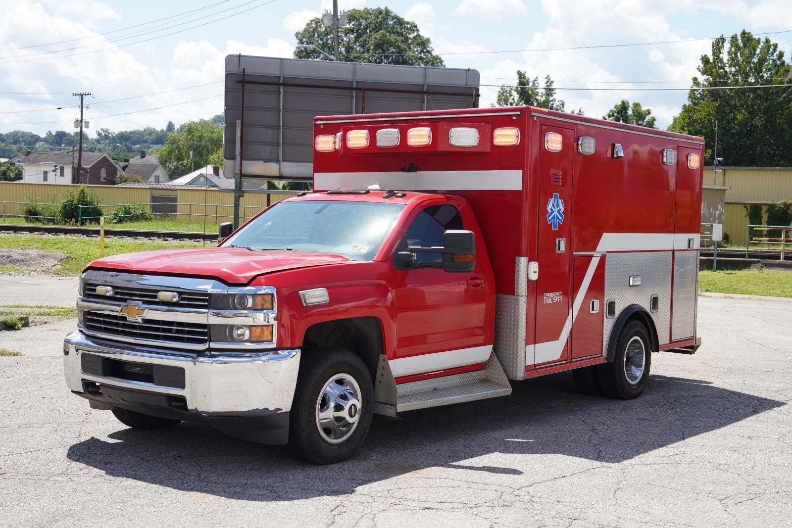 2015 Chevrolet 3500 4x4 Type III Ambulance - image 3