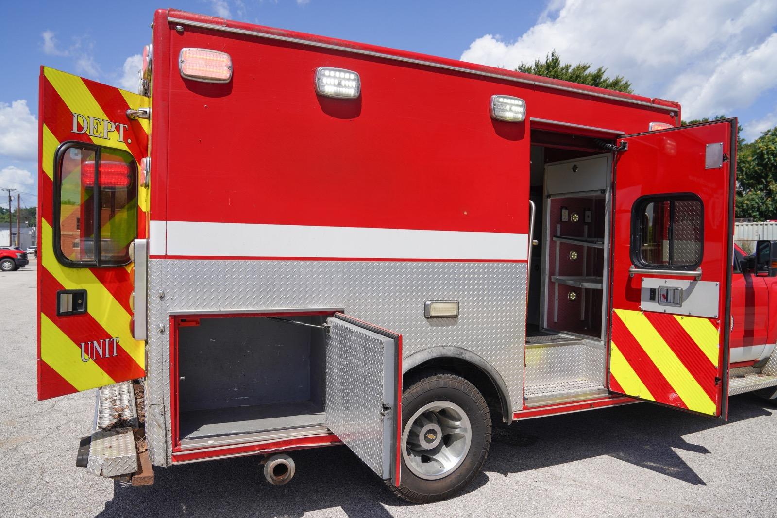 2015 Chevrolet 3500 4x4 Type III Ambulance - image 10