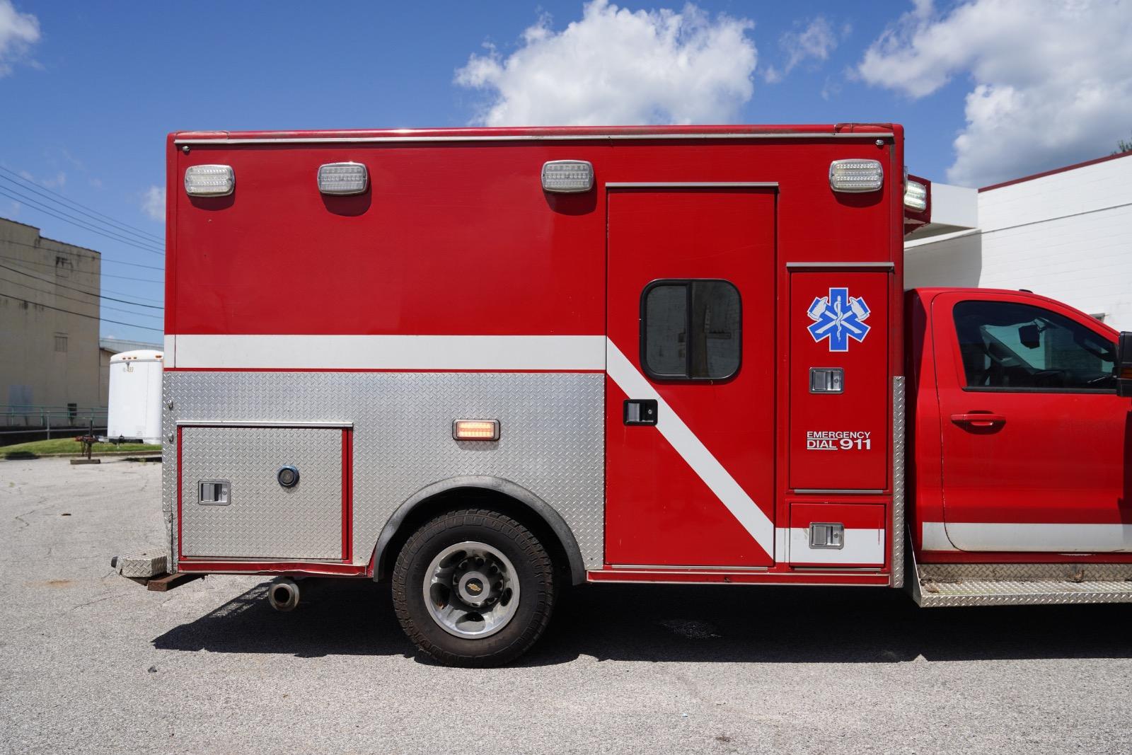 2015 Chevrolet 3500 4x4 Type III Ambulance - image 24