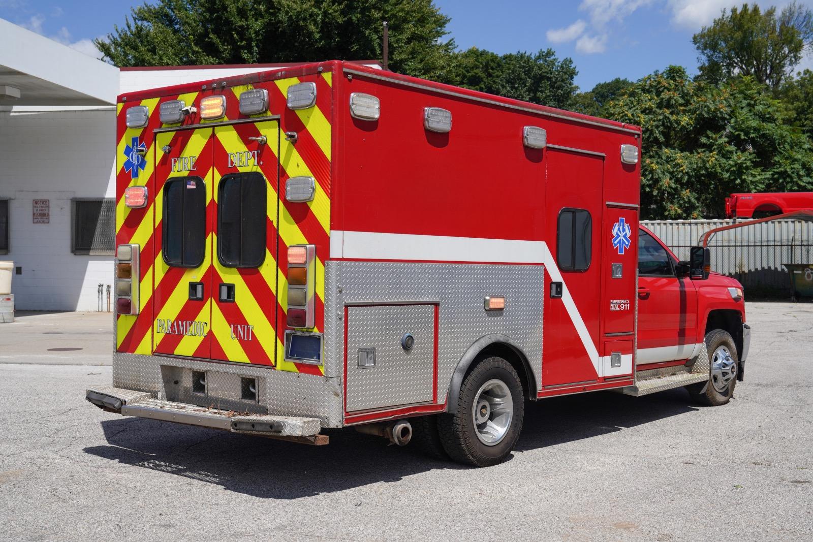 2015 Chevrolet 3500 4x4 Type III Ambulance - image 5