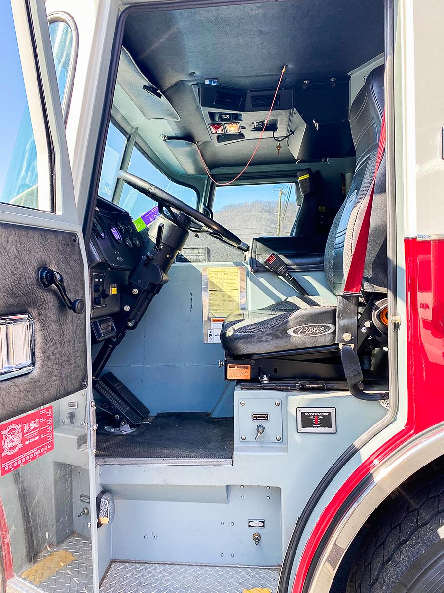 2001 Pierce Non Walk-In Heavy Rescue - image 2