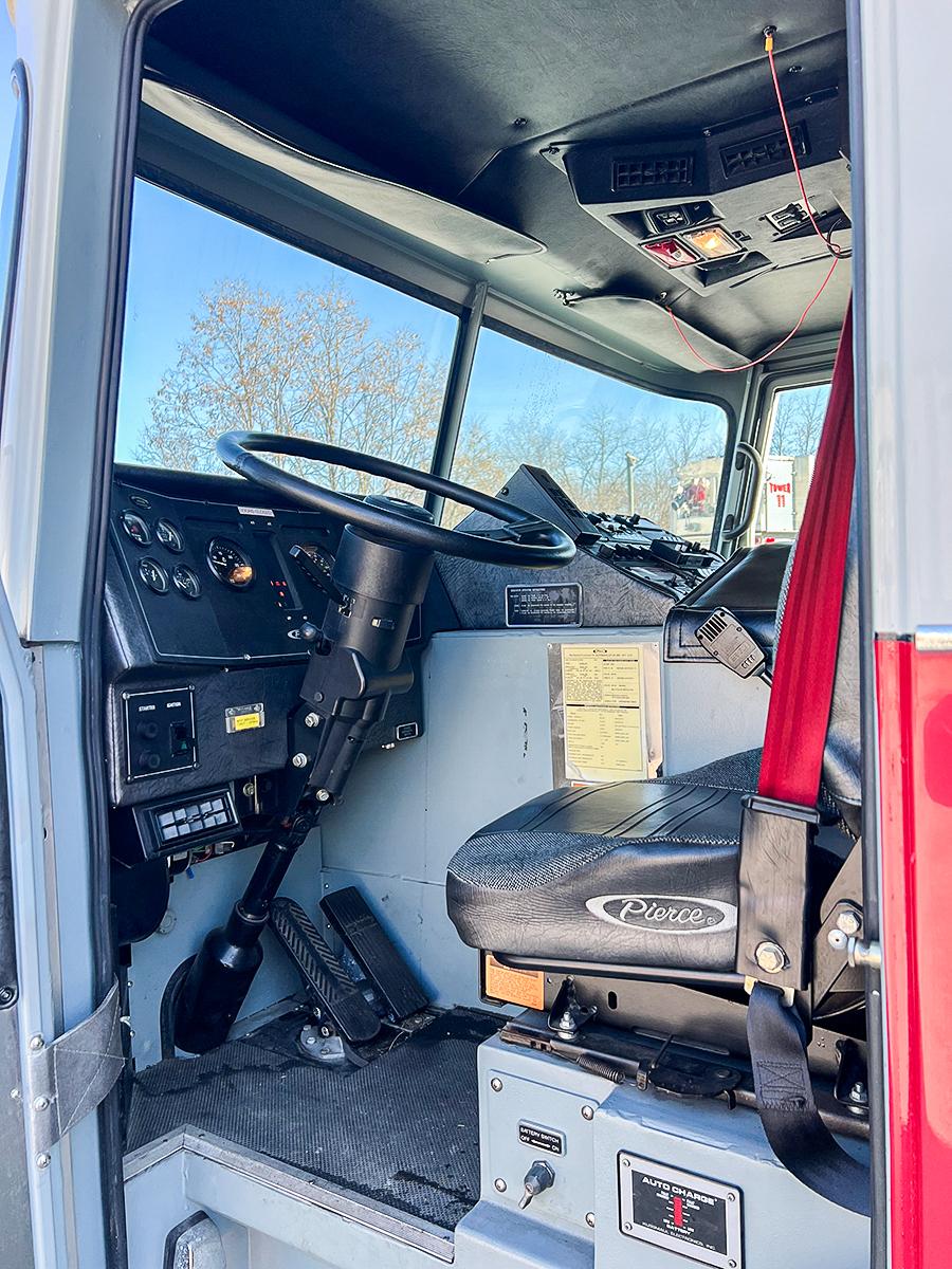 2001 Pierce Non Walk-In Heavy Rescue - image 3