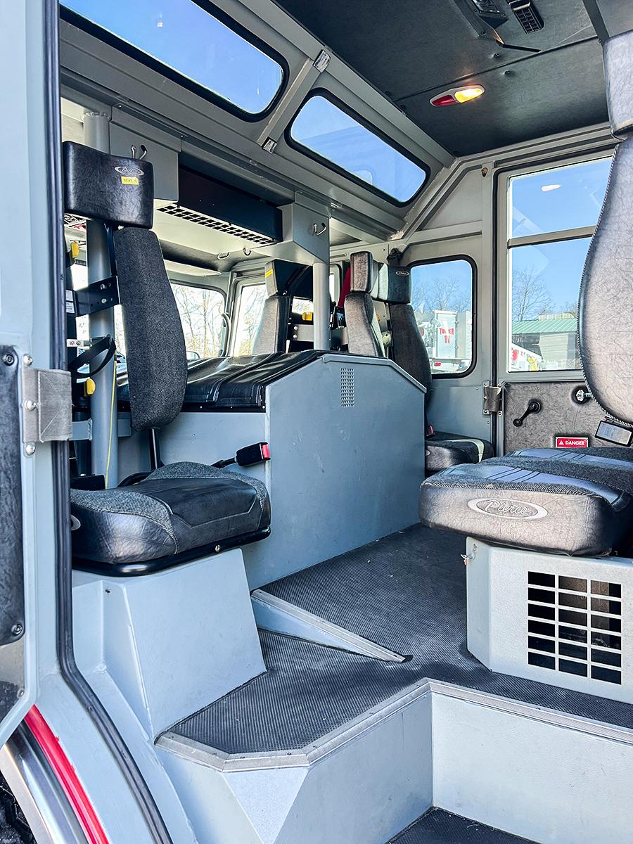2001 Pierce Non Walk-In Heavy Rescue - image 11