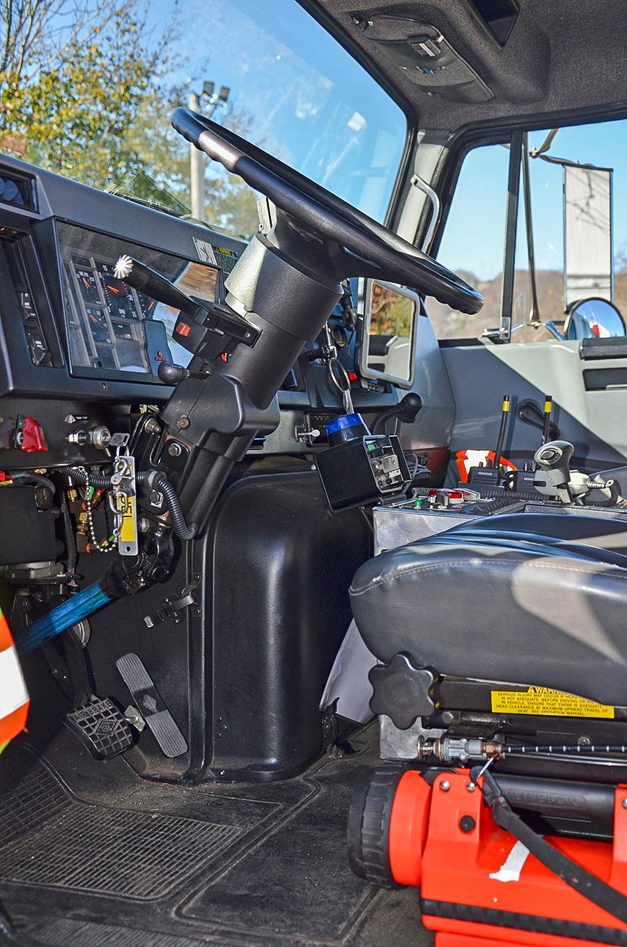 1995 International 1500/2500 Pumper-Tanker w/Stainless steel body - image 6