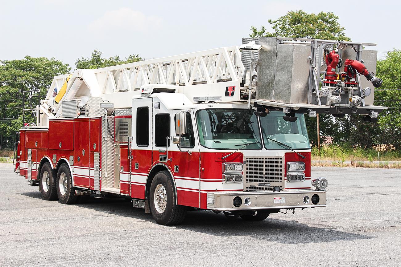 1996 LTI 100′ Aerial Platform Quint with 2019 Refurb - image 2