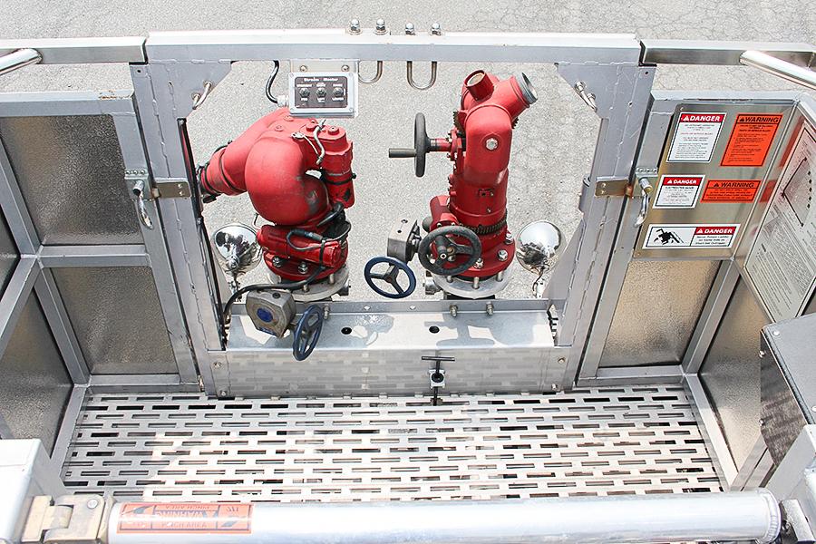 1996 LTI 100′ Aerial Platform Quint with 2019 Refurb - image 4