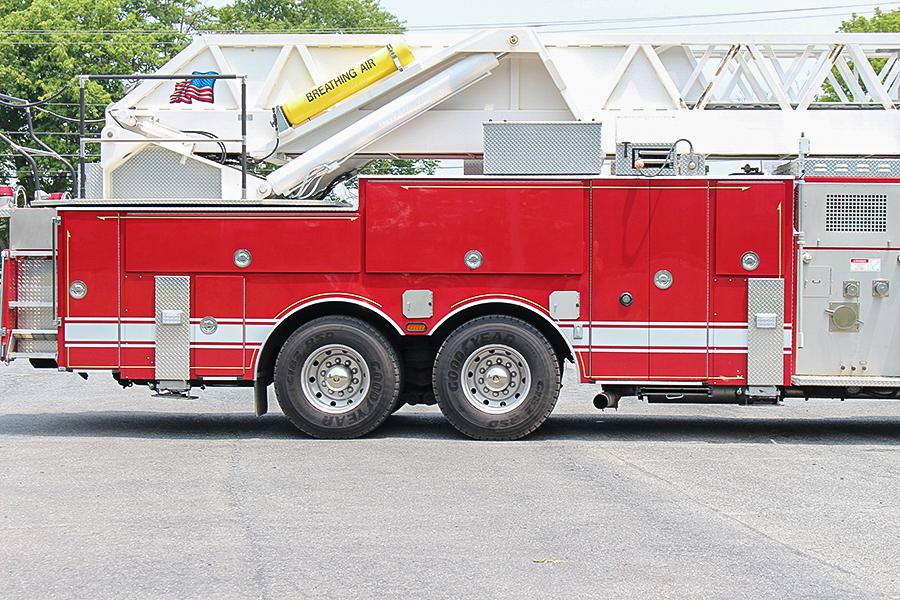 1996 LTI 100′ Aerial Platform Quint with 2019 Refurb - image 15