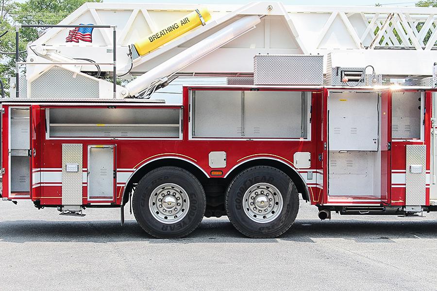 1996 LTI 100′ Aerial Platform Quint with 2019 Refurb - image 17