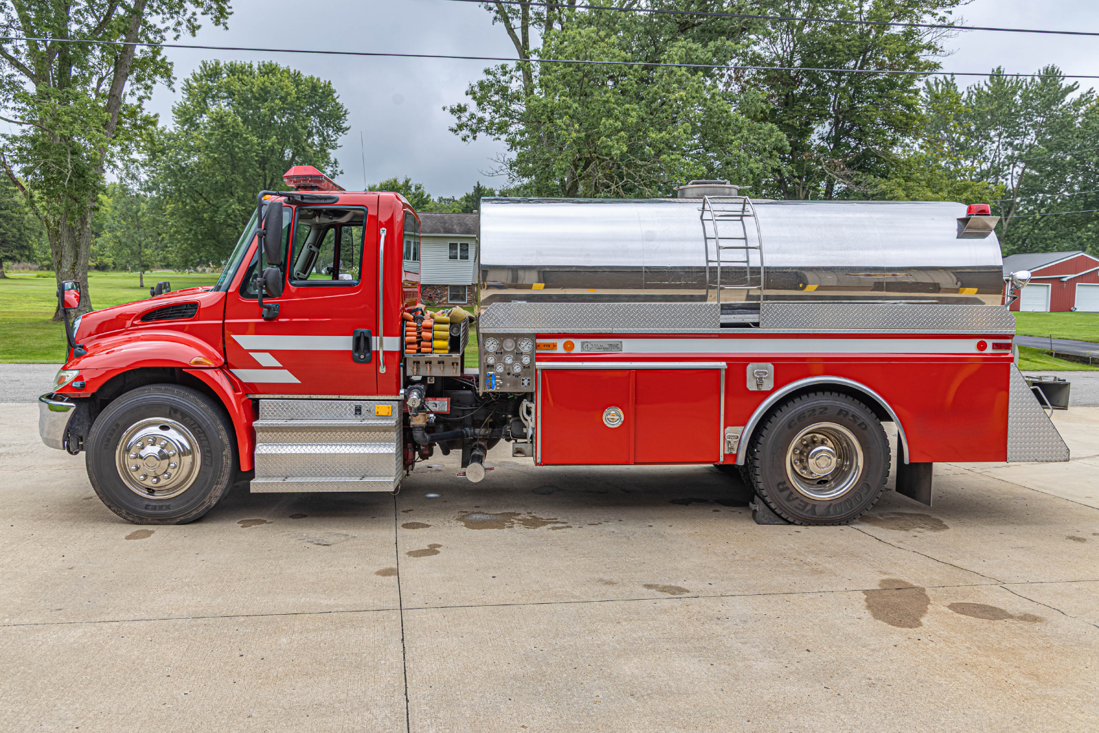2012 International Pumper Tanker - image 2