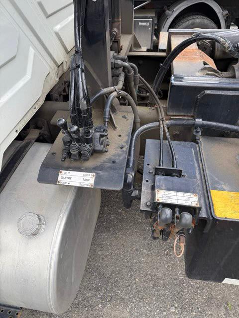 2020 International Palfinger Hooklift - image 8