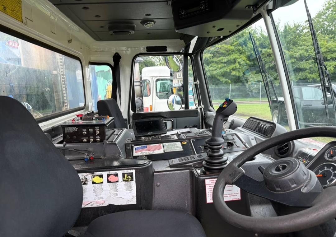 2017 Autocar Heil Automated Side Loader - image 6