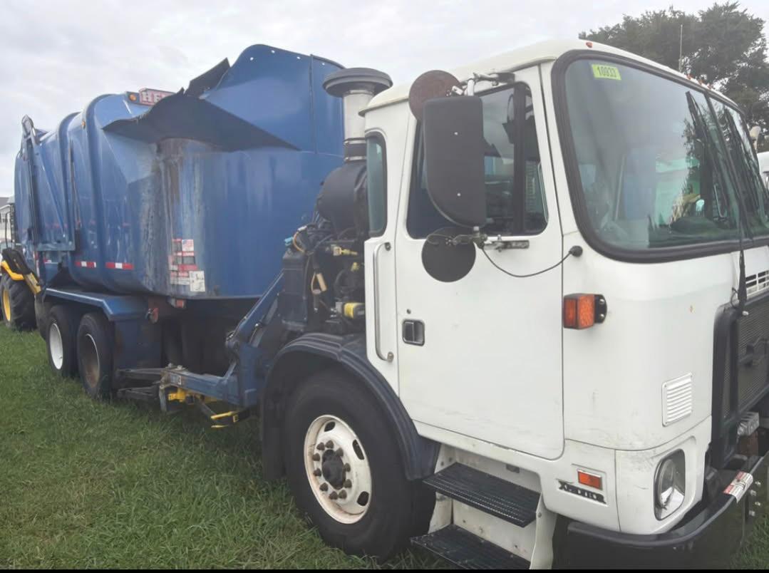 2017 Autocar Heil Automated Side Loader - image 2