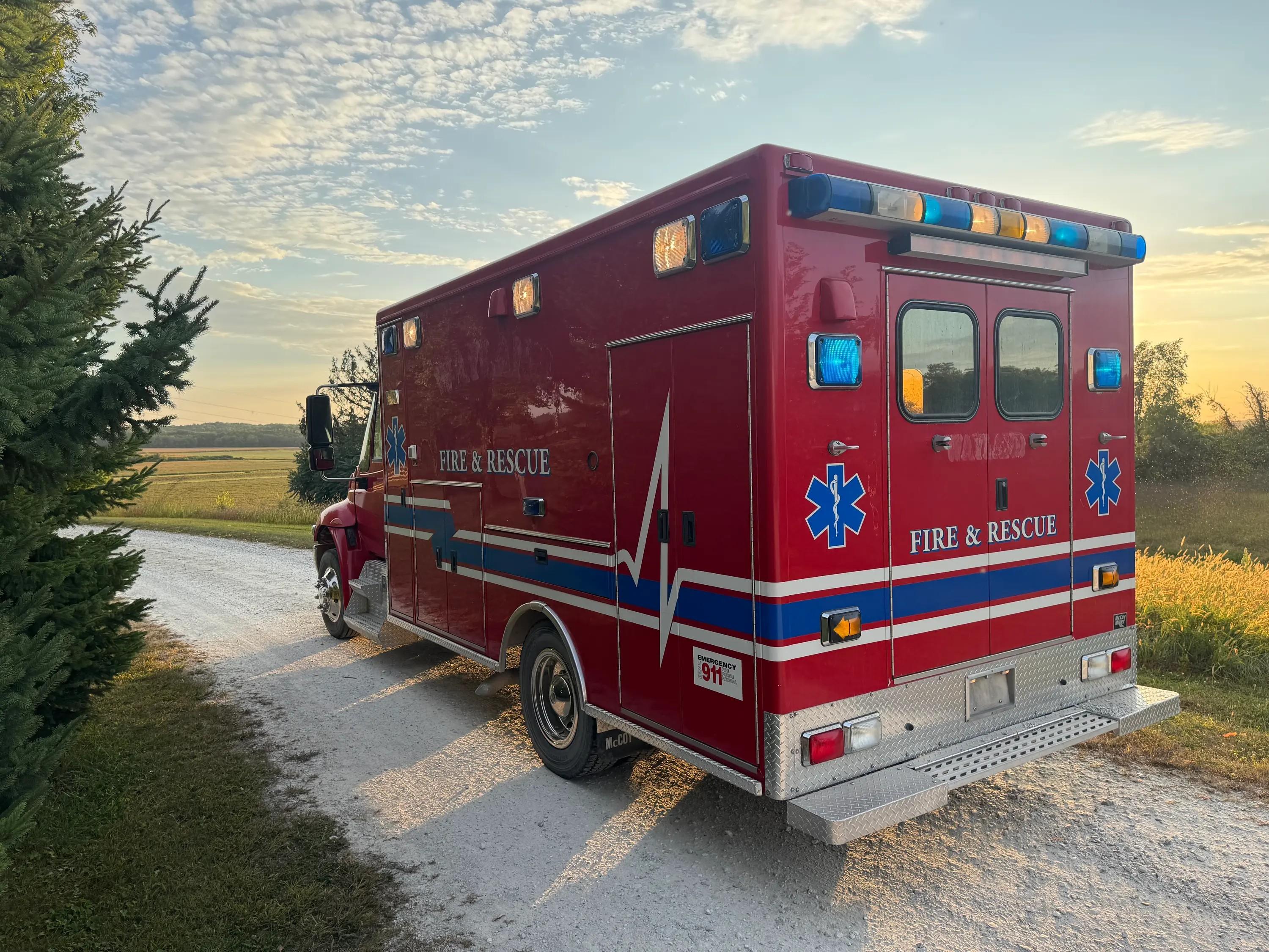 2002 International 4300 Type I - image 4