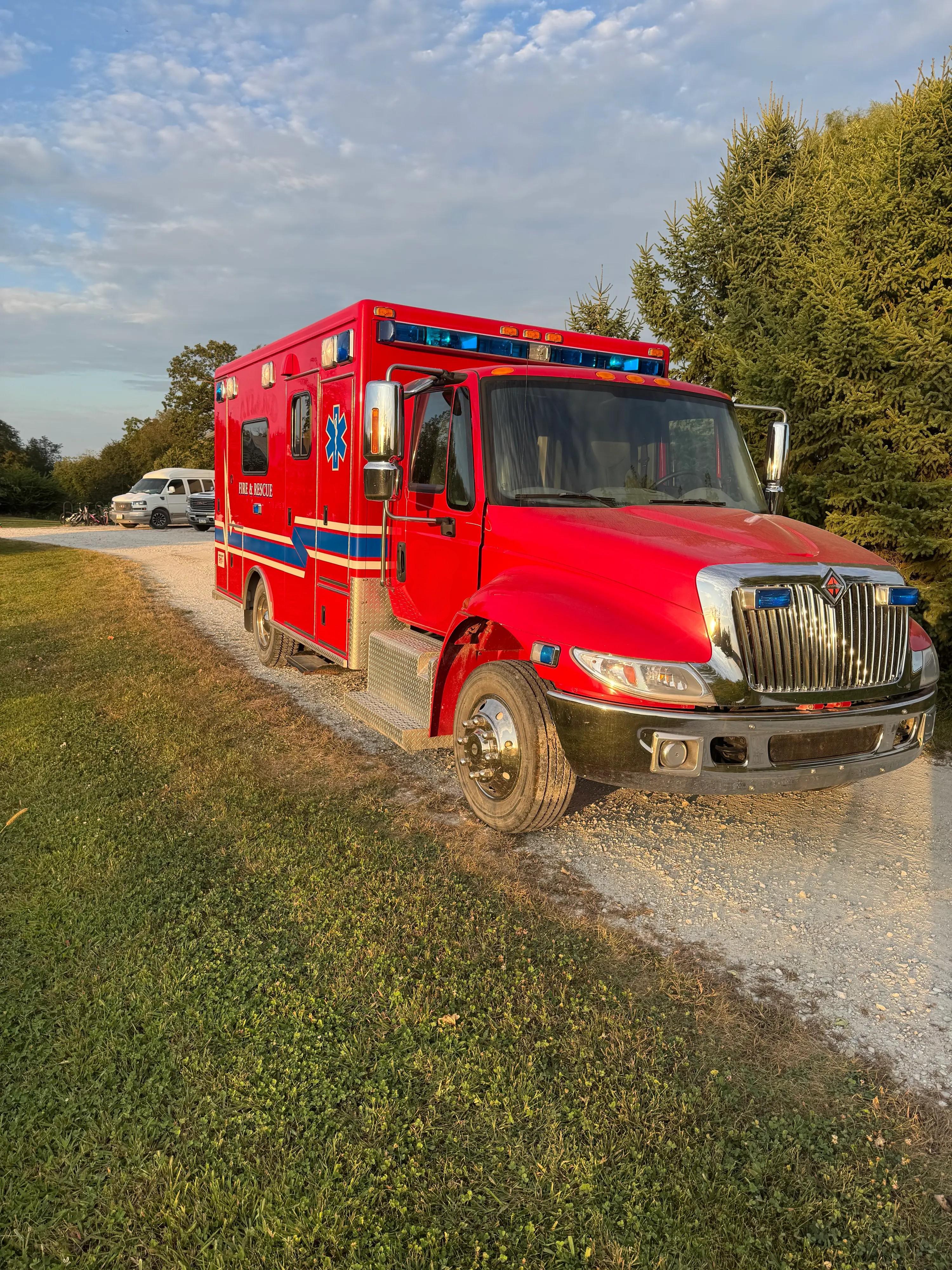 2002 International 4300 Type I - image 2