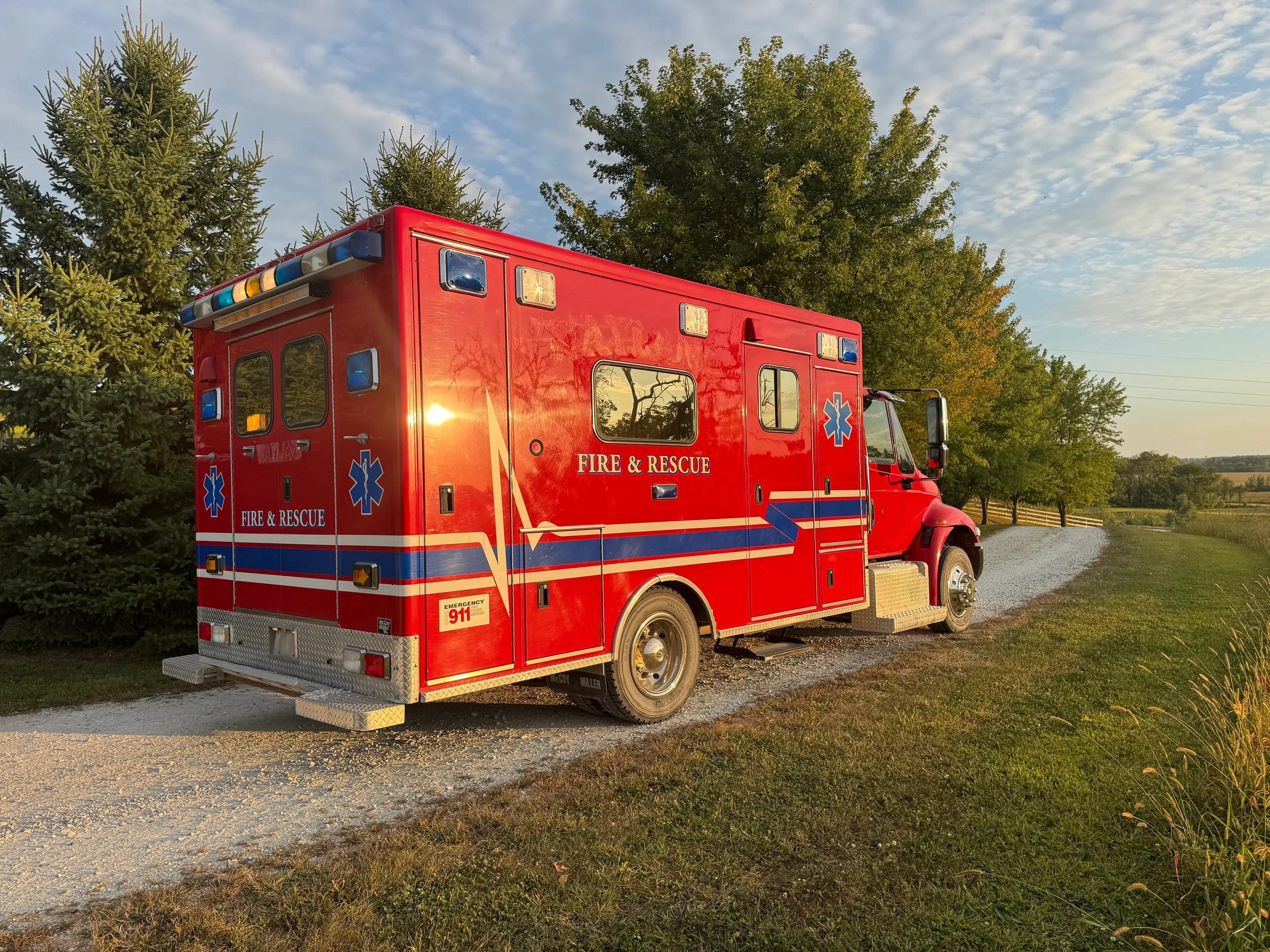 2002 International 4300 Type I - image 3