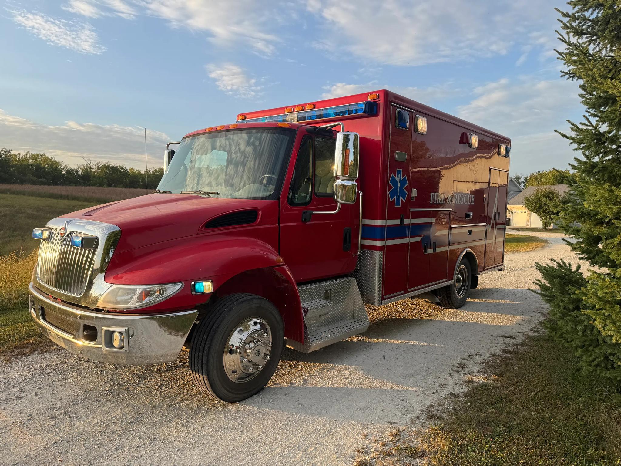 2002 International 4300 Type I - image 1