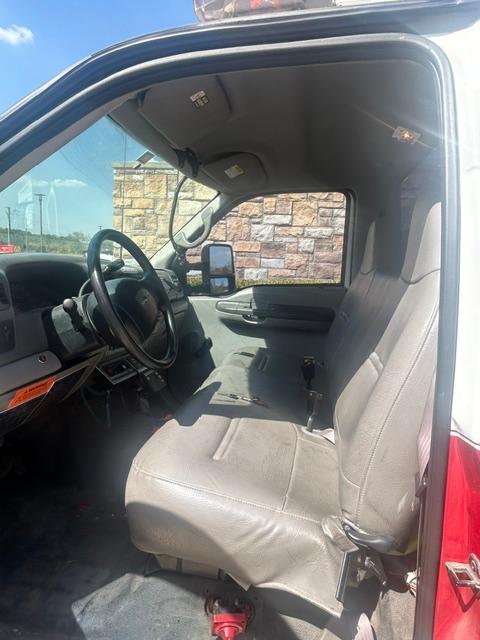 2001 Ford F-550 2WD Utility Truck - image 3