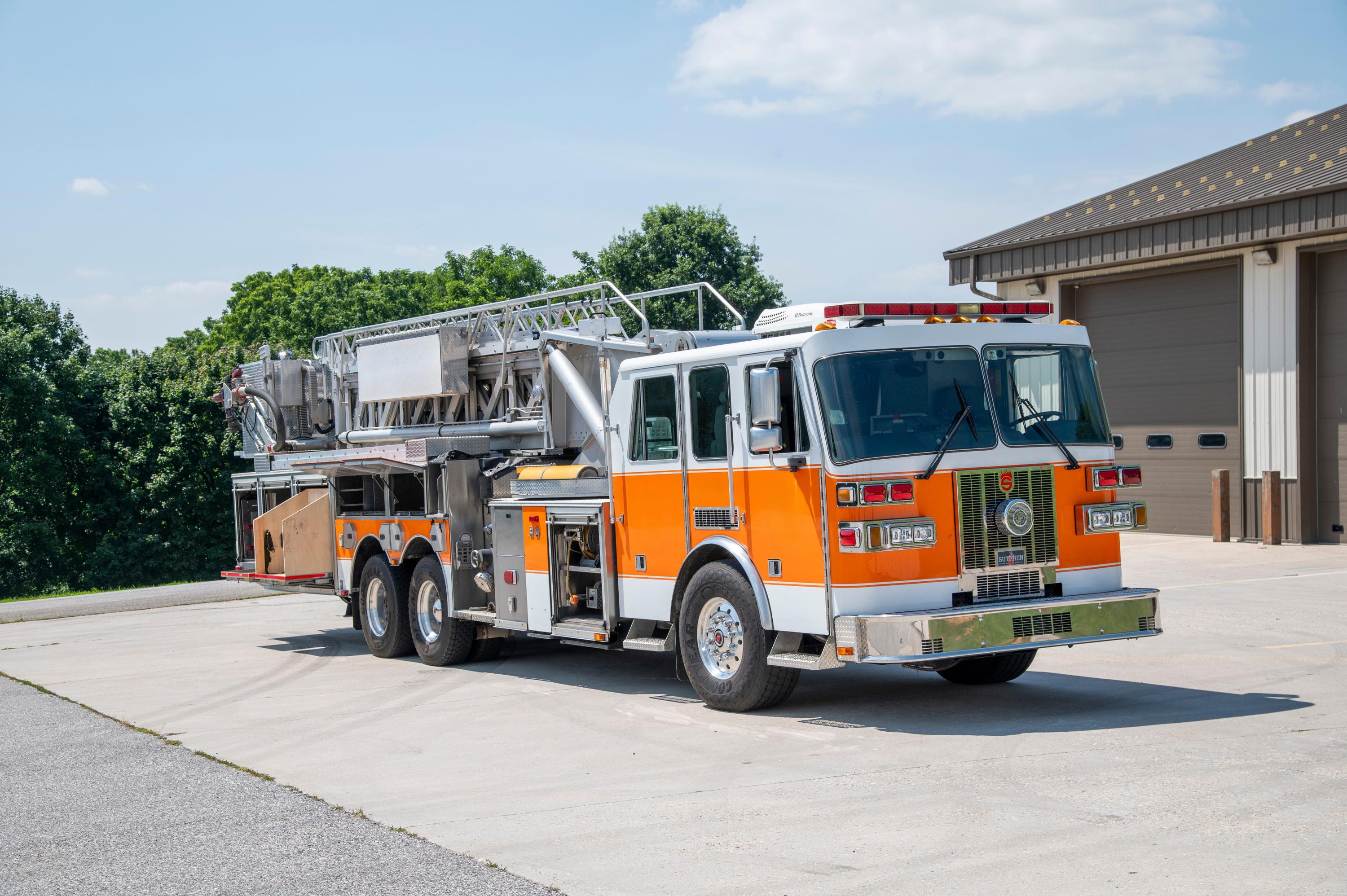 2005 Sutphen 100’ Mid-Mount Tower/Quint - image 4