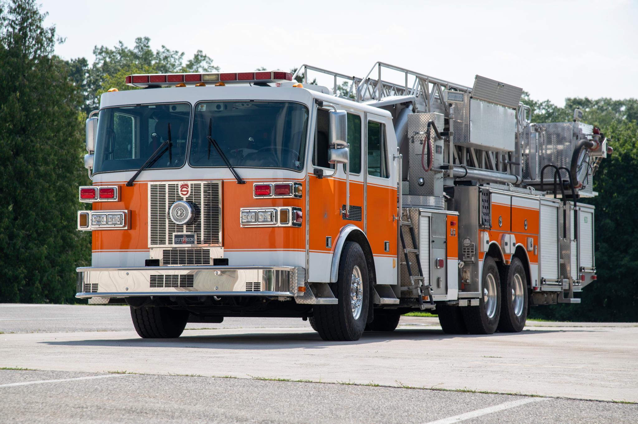 2005 Sutphen 100’ Mid-Mount Tower/Quint - image 2