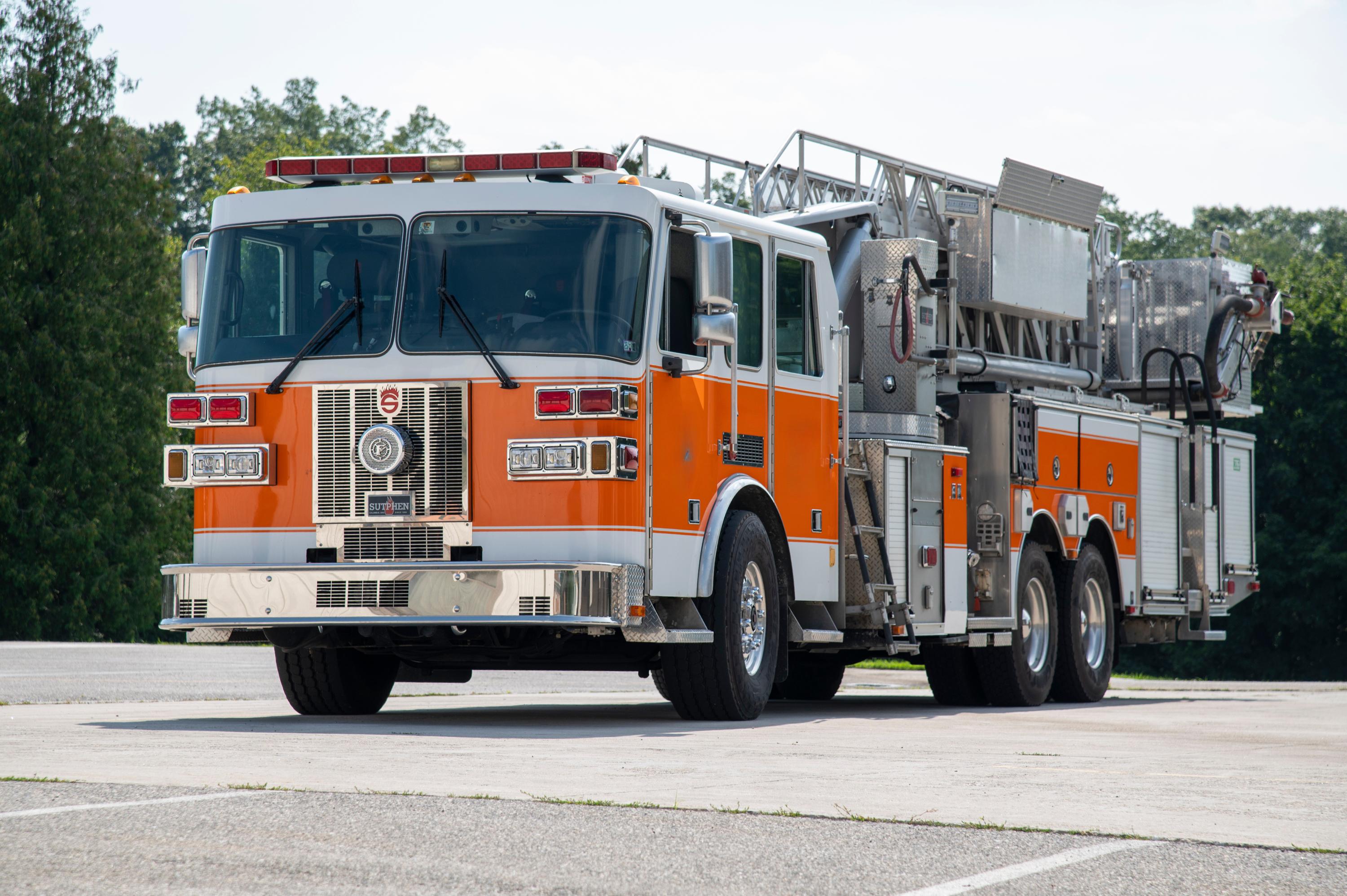 2005 Sutphen 100’ Mid-Mount Tower/Quint - image 2