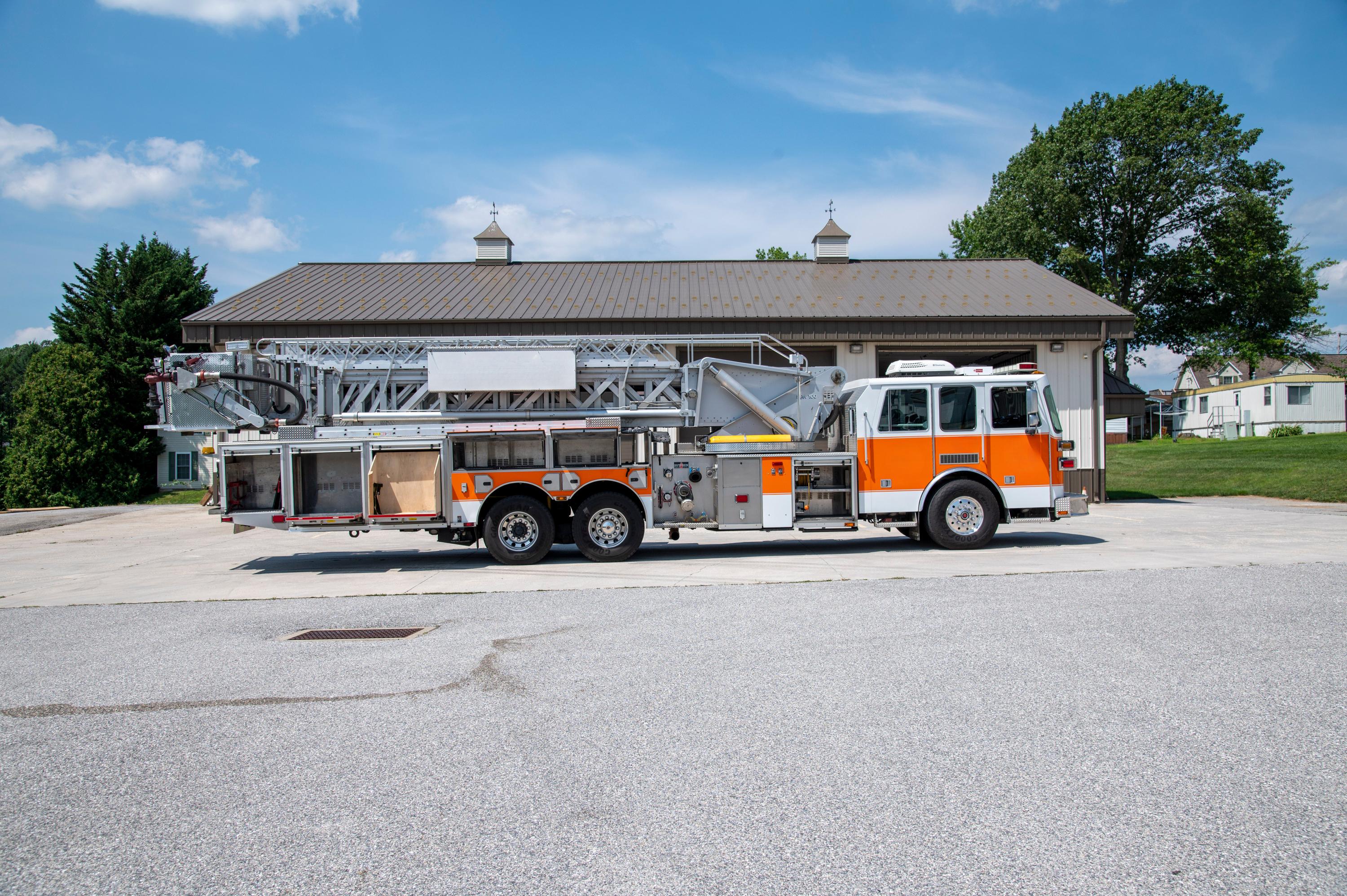 2005 Sutphen 100’ Mid-Mount Tower/Quint - image 6