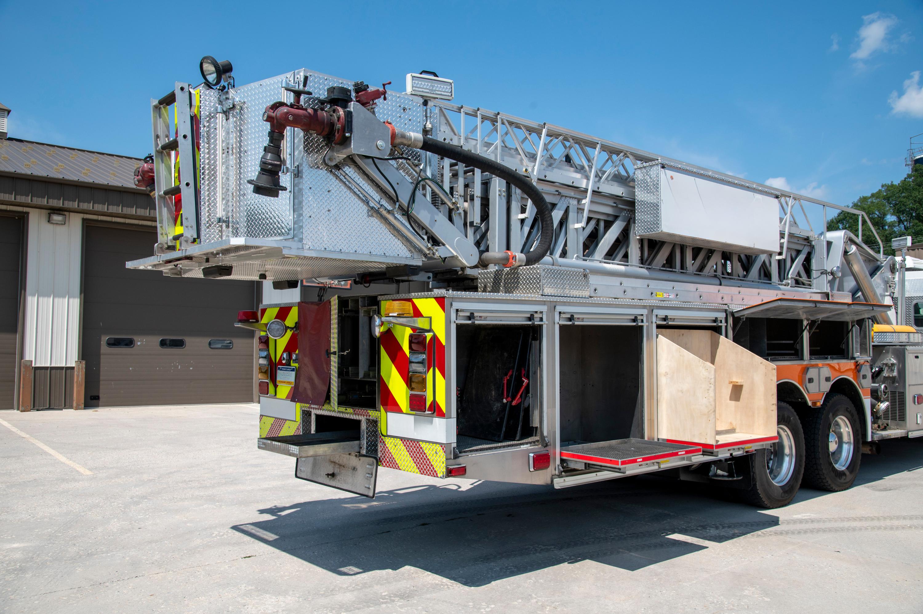 2005 Sutphen 100’ Mid-Mount Tower/Quint - image 18